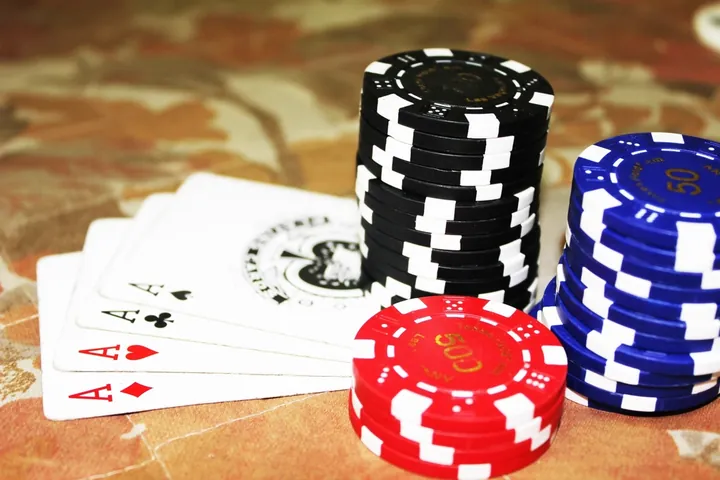 أكوام رقائق البوكر وأوراق اللعب