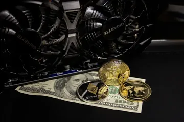 عملة بيتكوين ذهبية على خلفية داكنة