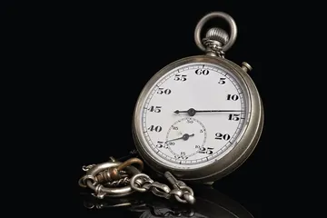 ساعة إيقاف معدنية على خلفية داكنة
